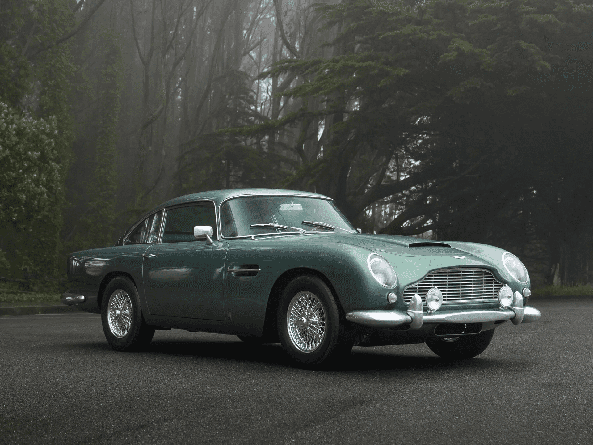 Grünes Aston-Martin-Coupé der klassischen DB-Reihe